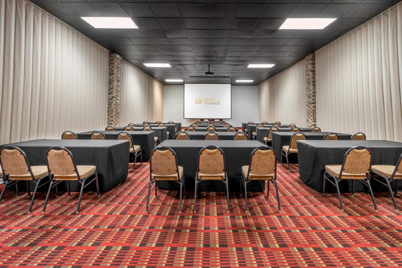 Grand Williston Hotel And Conference Center Exteriör bild